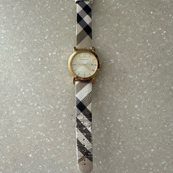 Burberry watch - Picture 3 of 5